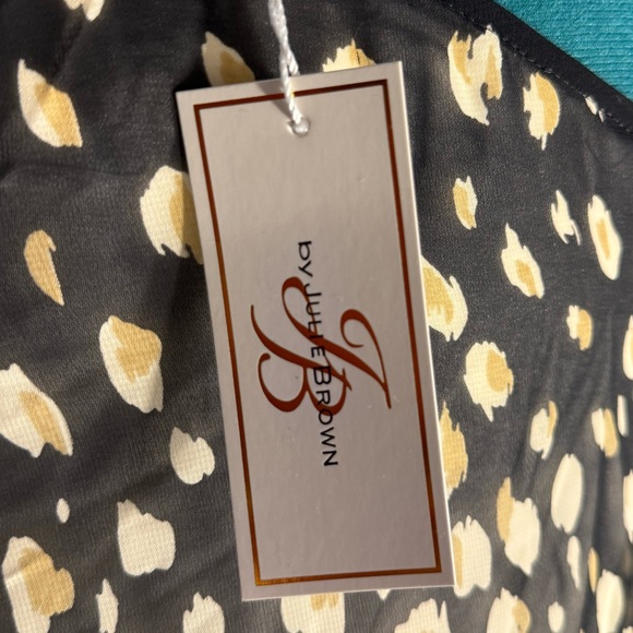 “One-shoulder dress with a golden and black abstract print. Lightweight, flowy, - Picture 3 of 6